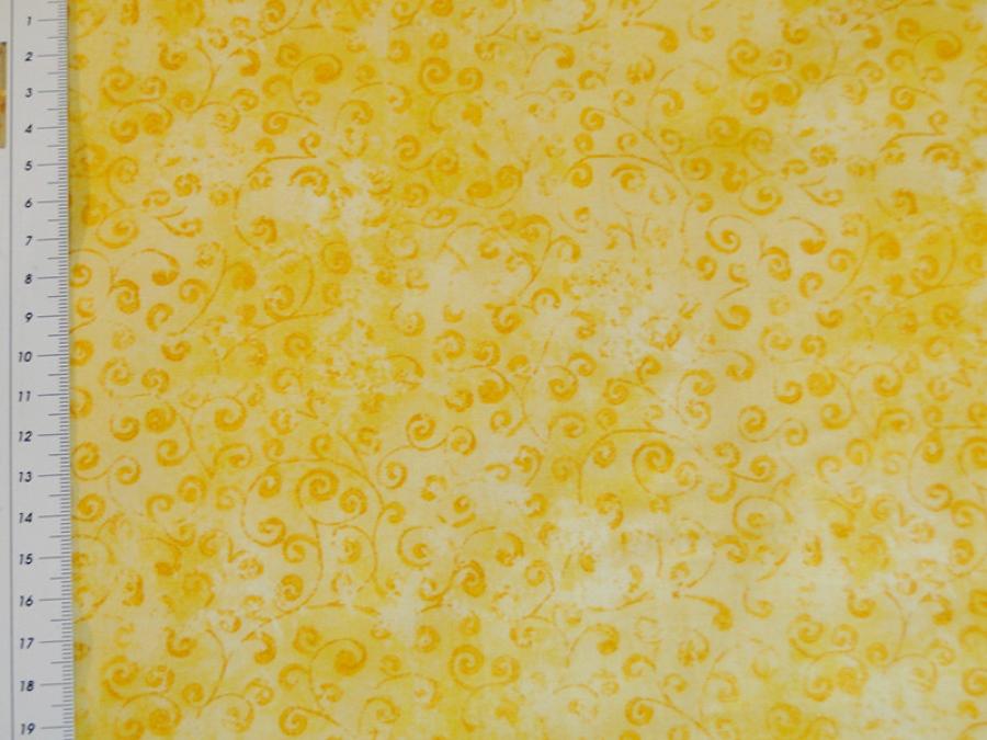 Preview: Patchworkstoff mit floralemMuster in gelb von Quilting Treasures. Detailansicht mit Maß.
