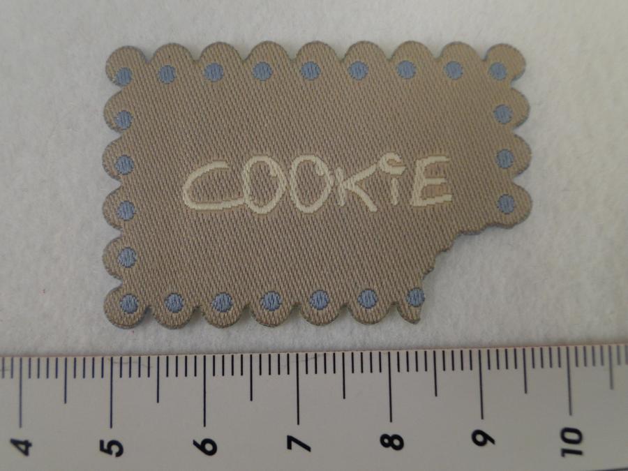 Preview: Etikett zum Aufbügeln mit angeknabbertem Keks, Cookie, beige.. Detailansicht mit Maß.