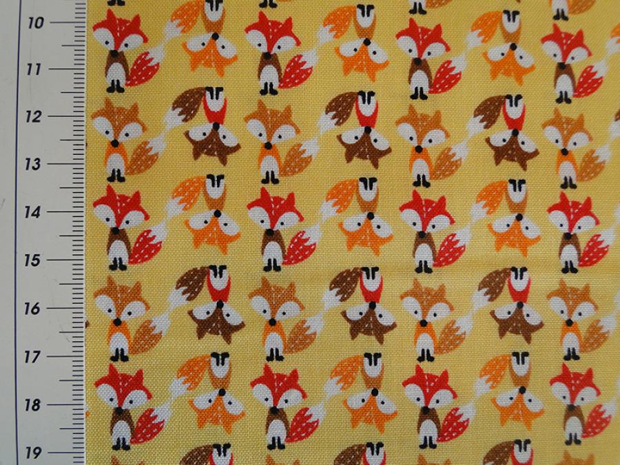 Preview: Patchworkstoff in schönem gelb mit mini Füchsen. Von Timeless Treasures. Detailansicht mit Maß.