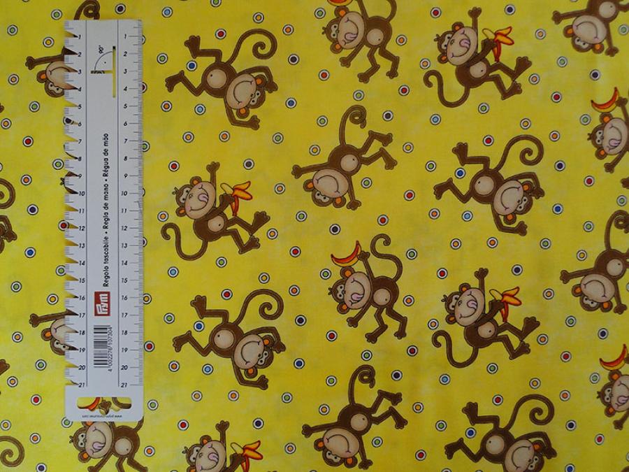 Patchworkstoff von Timeless Treasures mit lustigen, braunen Affen auf gelb. Detailansicht mit Maß.