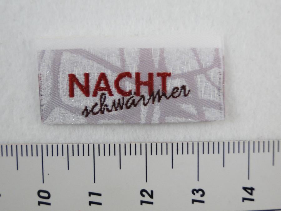 Preview: Etikett Nachtschwärmer bordeaux zum Einnähen in die Naht. Detailansicht mit Maß.