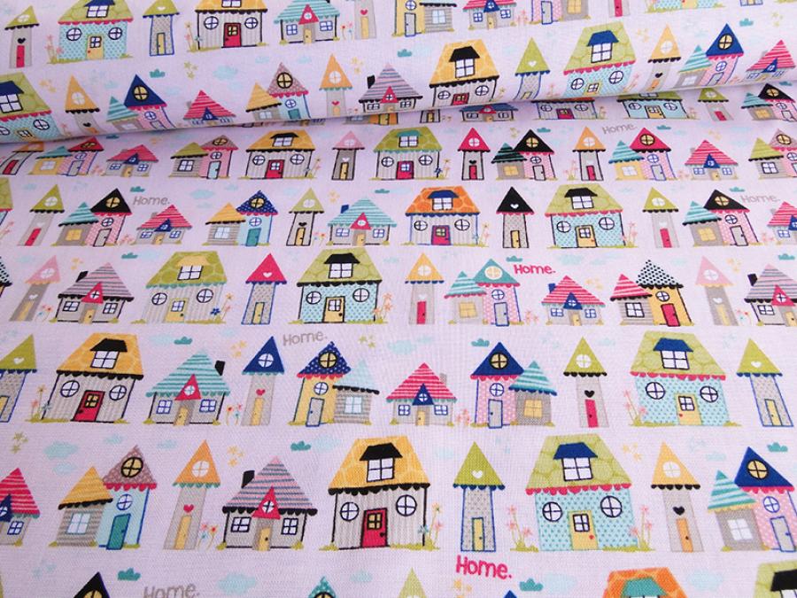 Patchworkstoff mit kleinen, bunten Häuschen auf rosa Untergrund von Riley Blake aus der Serie Snapshot.