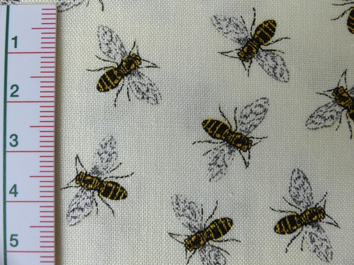 Patchworkstoff mit Bienen. Detailansicht mit Maß.
