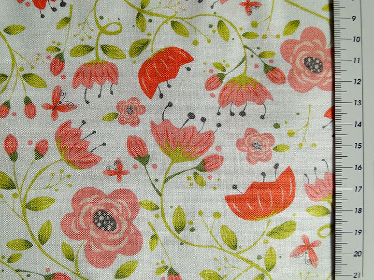 Stoff mit roten und rosa Blüten auf weißem Hintergrund. Detailansicht mit Maß.