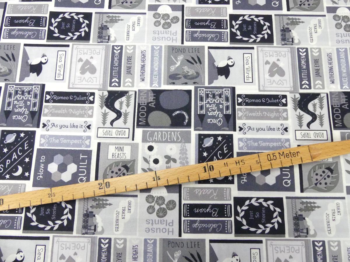 Patchworkstoff mit Bücher und Buchcover graublau von Lewis and Irene aus der Serie Bookworm