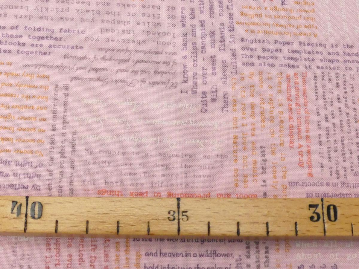 Patchworkstoff von Lewis und Irene mit Schrift auf rosa Hintergrund - Detailansicht
