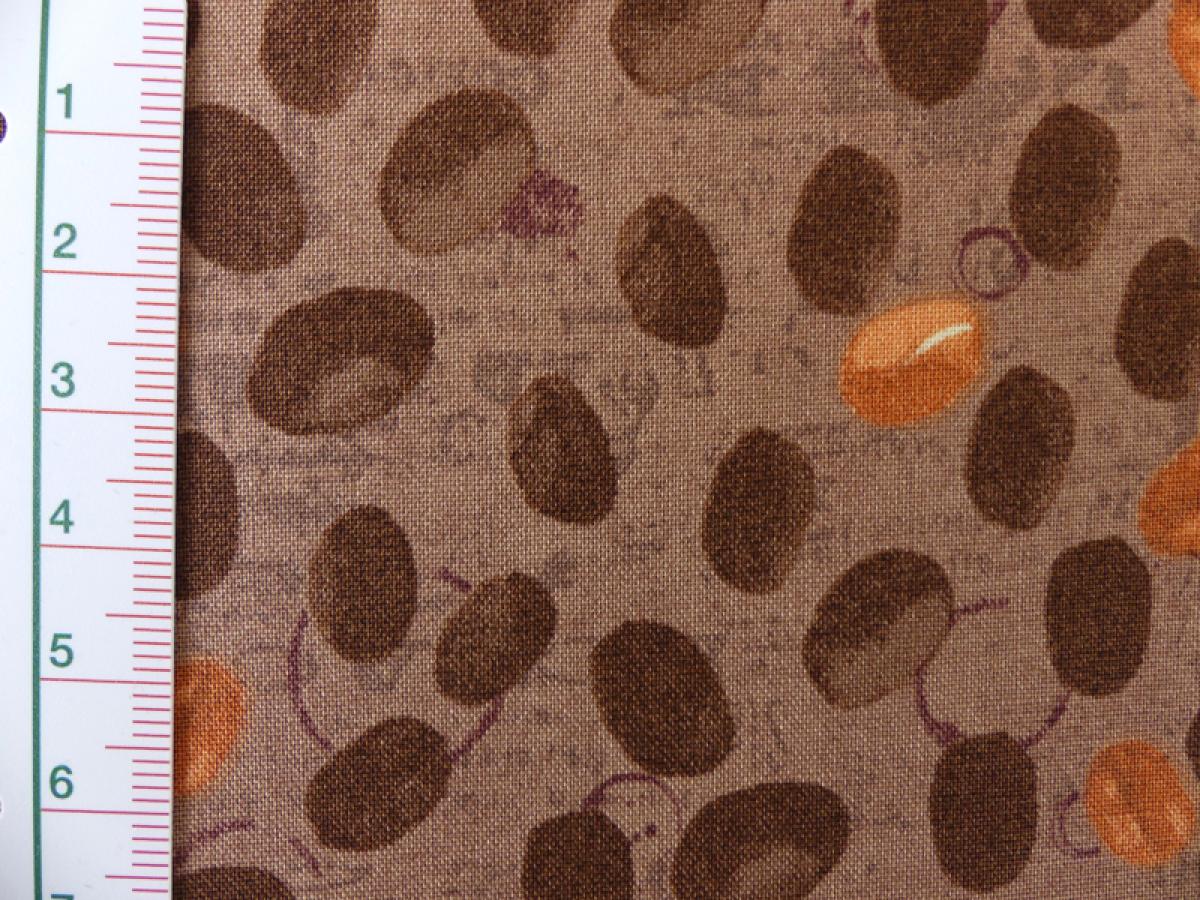 Patchworkstoff. Detailansicht mit Maß. Kaffeebohnen.