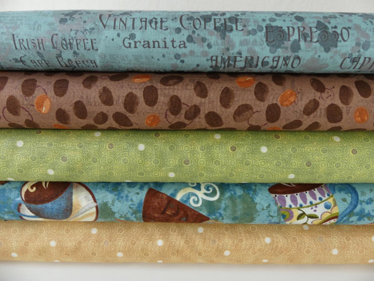 Verschiedene Patchworkstoffe von Clothworks aus der Serie Coffee House .