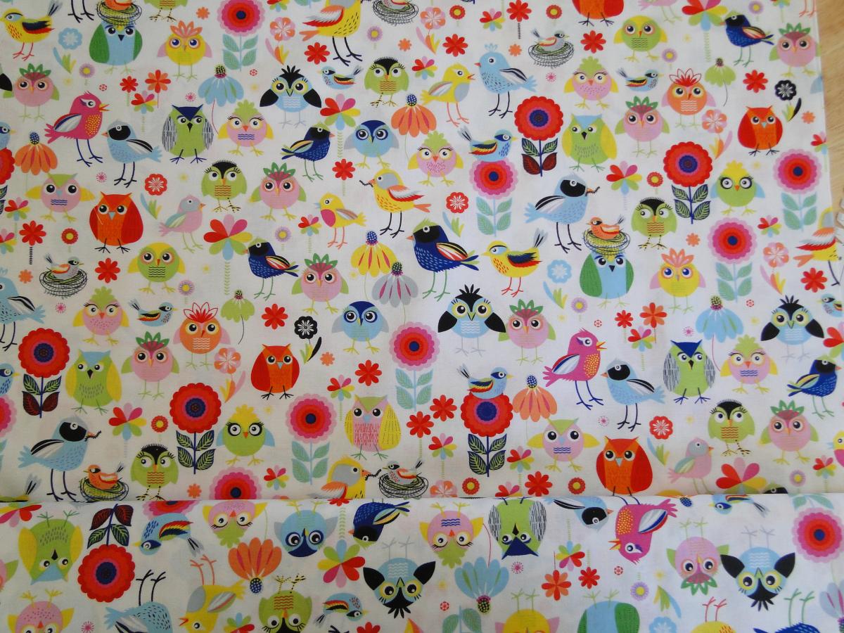 Patchworkstoff von Timeless Treasures mit vielen bunten Vögeln und Eulen.