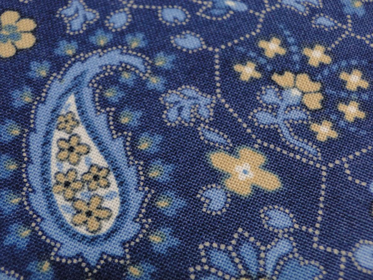 Patchworkstoff, Meterware. Kleine weiße Blüten auf blauem untergrund. Schönes Paisleymuster in blau und weiß. Lexington von Moda.