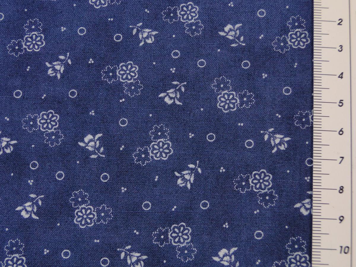 Patchworkstoff, Meterware. Detailansicht mit Maß.Kleine weiße Blüten auf blauem untergrund. Lexington von Moda.