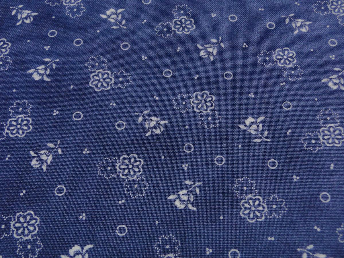 Stoff, Meterware. Kleine weiße Blüten auf blauem Untergrund. Lexington von Moda.