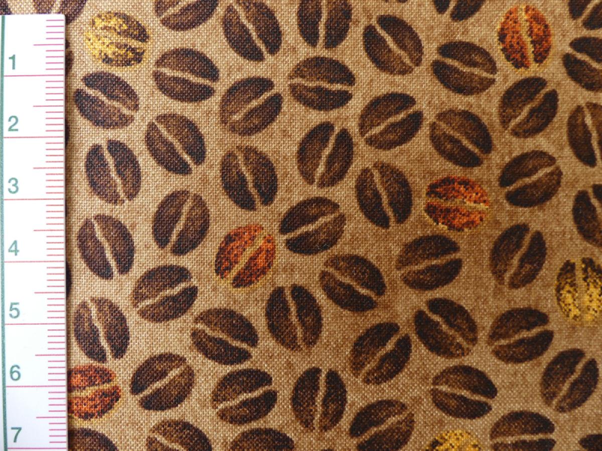 Patchworkstoff mit vielen braunen Kaffeebohnen von Quilting Treasures aus der Serie Daily Grind. Detailansicht mit Maß.