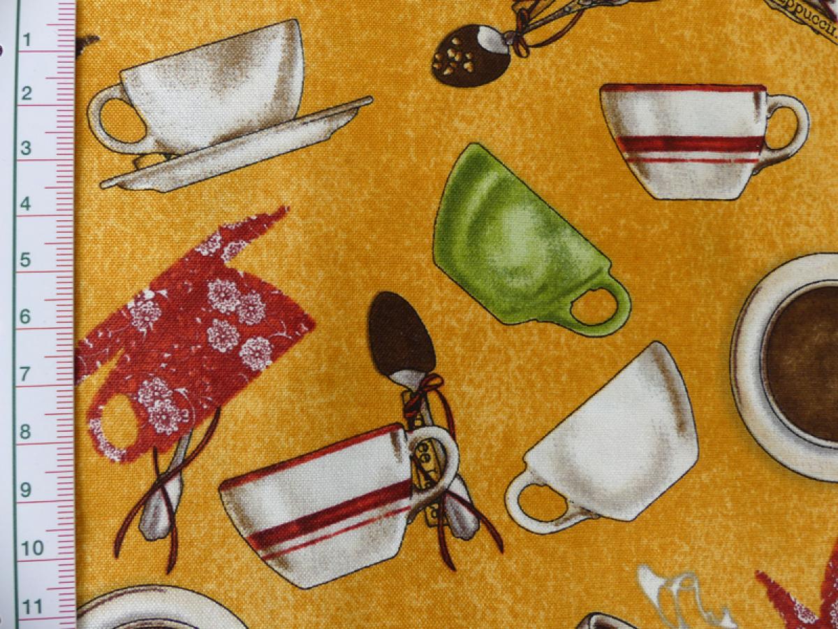Patchworkstoff mit bunten Tassen auf gelbem Untergrund von Quilting Treasures aus der Serie Daily Grind. Detailansicht mit Maß.