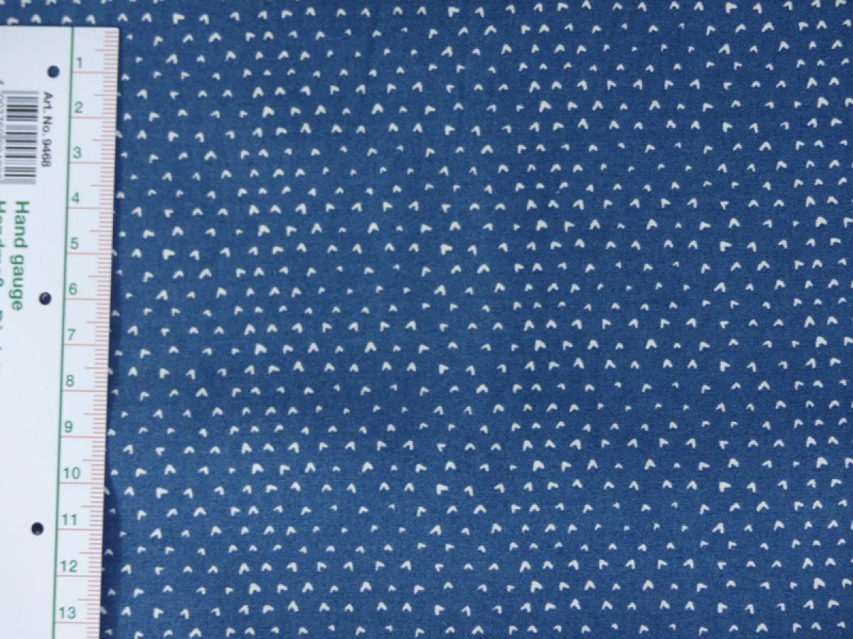 Stoff. Blauer Patchworkstoff mit vielen kleinen weißen Herzen. Detailansicht mit Maß.