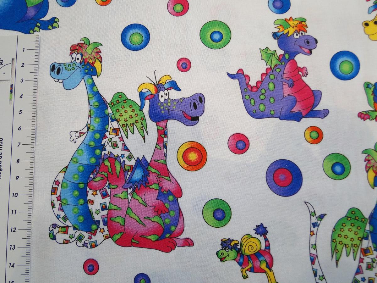 Patchworkstoff von RJR mit einigen bunten Dinosaurier auf weißem Untergrund. Detailansicht mit Maß.