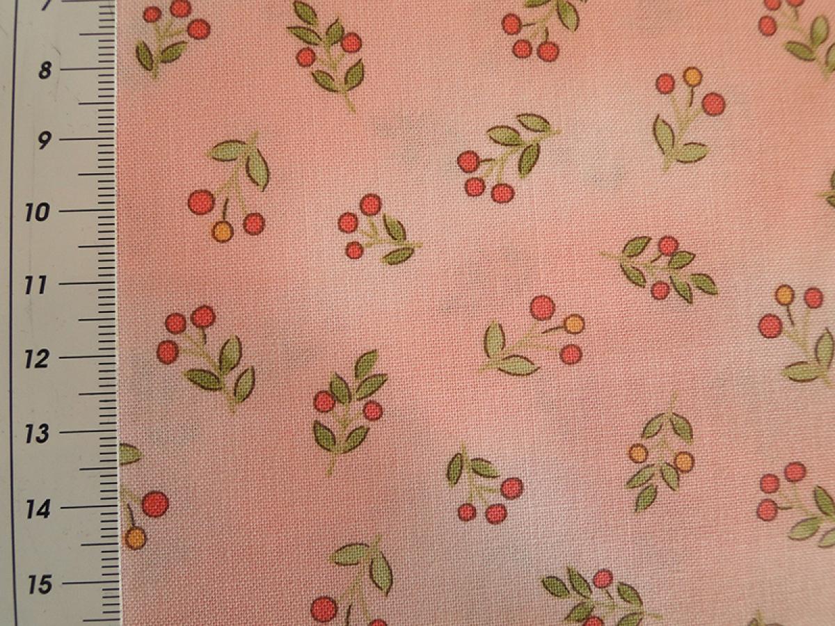 Patchworkstoff mit kleinen Beeren und Blättern auf rose'. Von Timeless Treasures. Deteilansicht mit MAß.