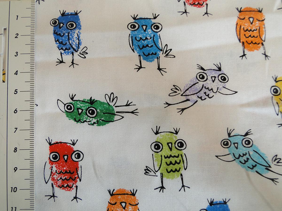 Patchworkstoff von Timeless Treasures. Weiß mit bunten Fingerabdruck-Eulen.Detailansicht mit Maß.