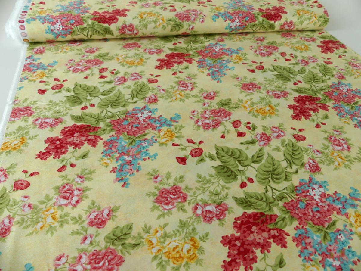Patchworkstoff, Meterware. Bunte Blumen auf vanillefarbenem Himtergrund.