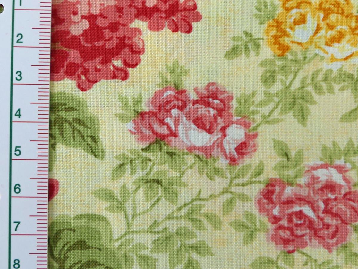 Stoff. Bunte Blumen auf hellem gelben Hintergrund. Detailansicht mit Maß.