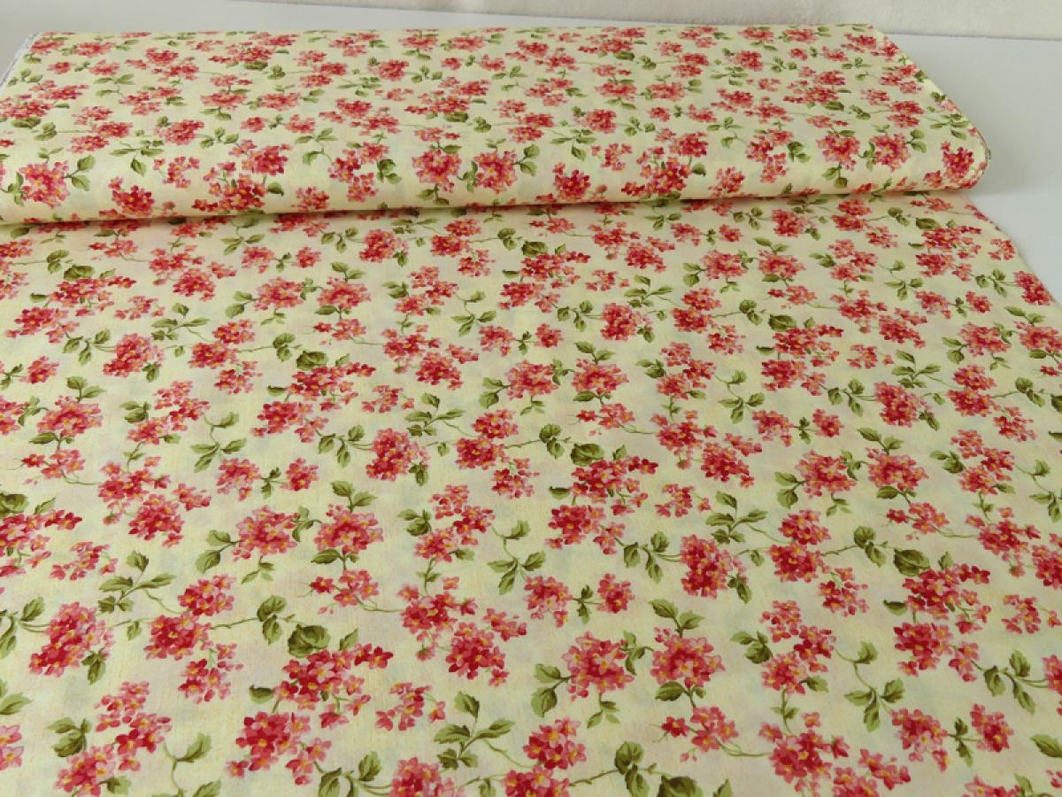 Patchworkstoff, Meterware. Viele Blumen in rosa und rot auf cremefarbenem Hintergrund.