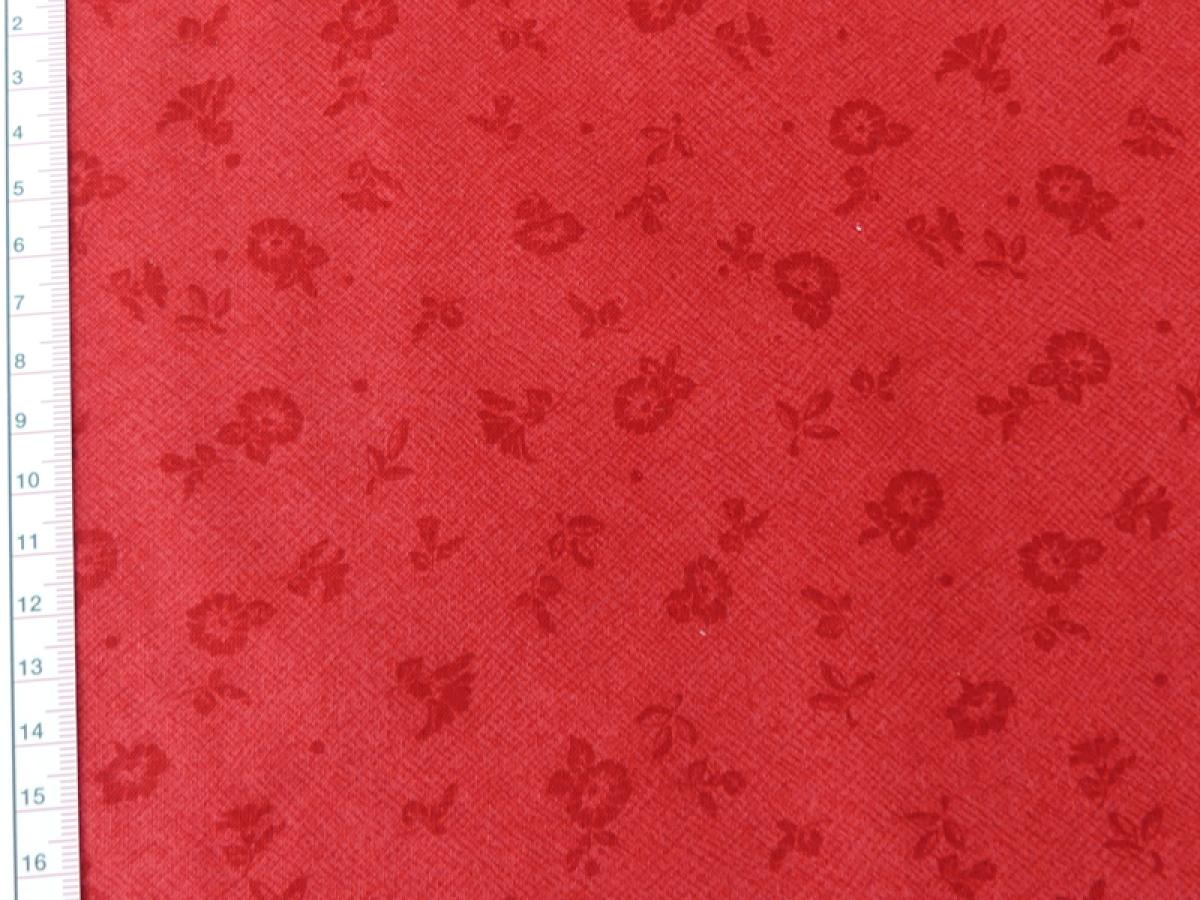 Stoff kleine rote Blüten auf einem etwas helleren Hintergrund. Detailansicht mit Maß.