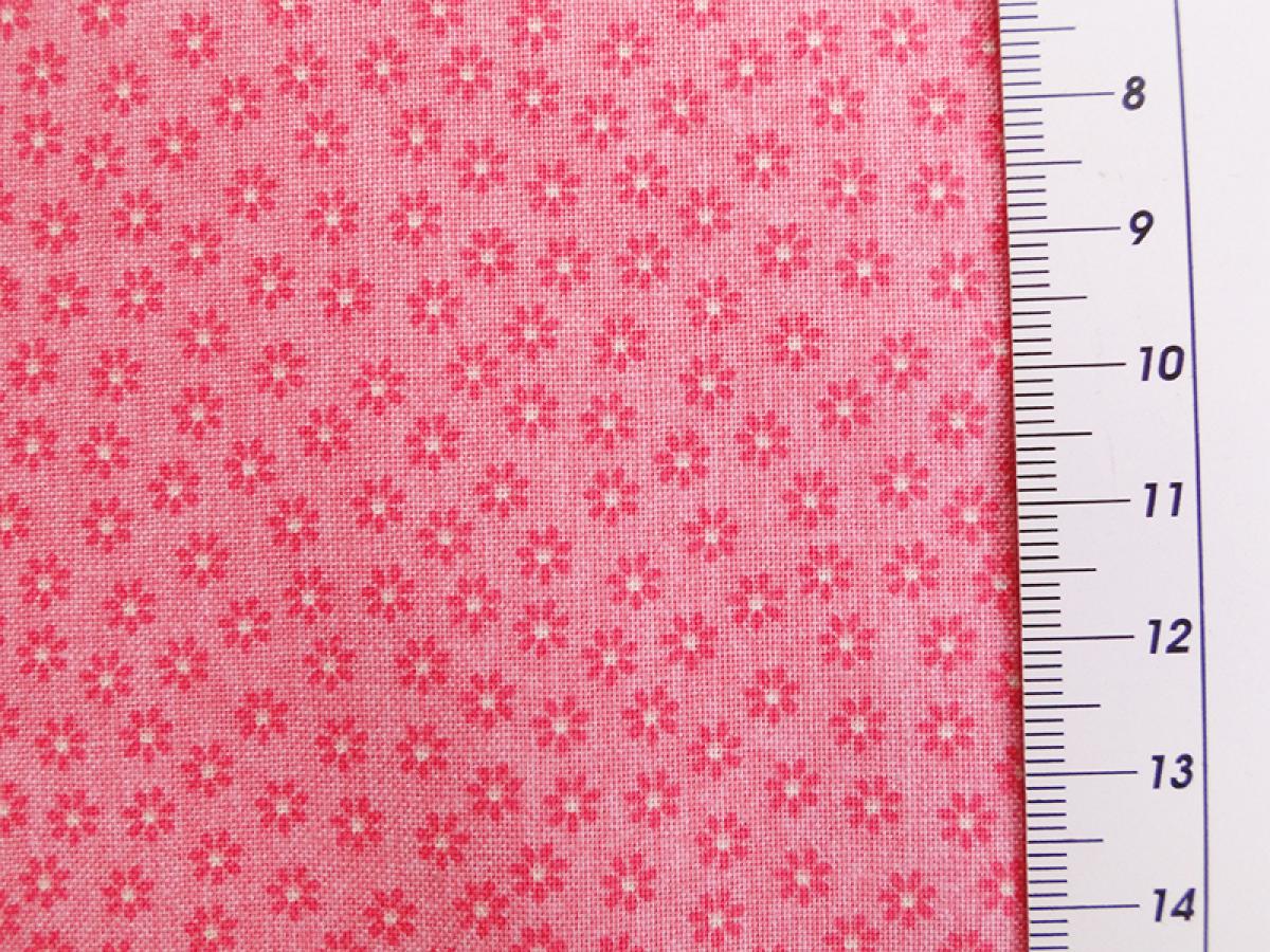 Patchworkstoff mit kleinen rosa Blüten von Riley Blake aus der Serie Happy Flappers. Ansicht mit Maß.