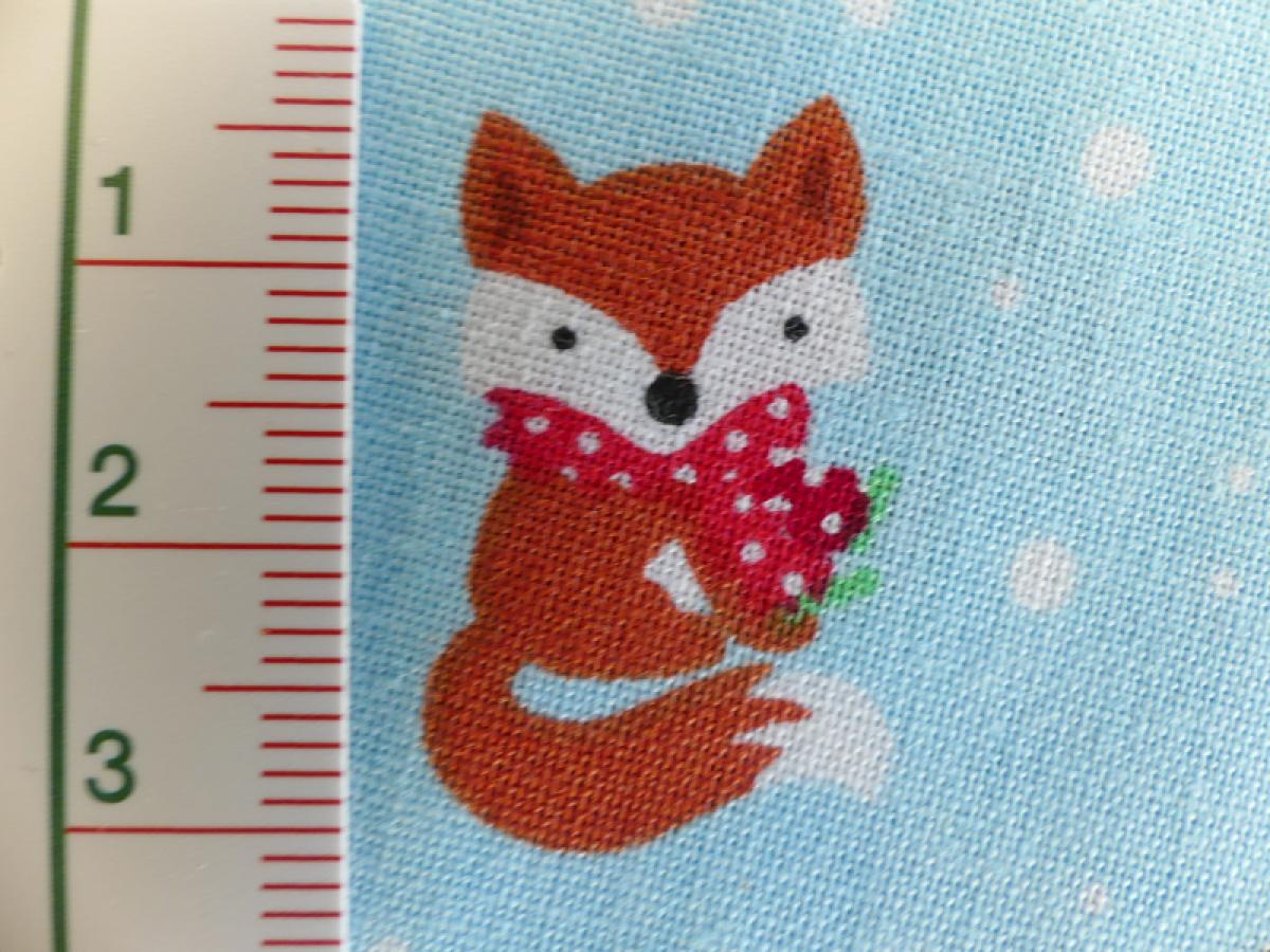 Patchworkstoff mit Füchsen mit Schal und Schneeflocken auf hellblau. Von Timeless Treasures. Nahansicht mit 1 Fuchs.