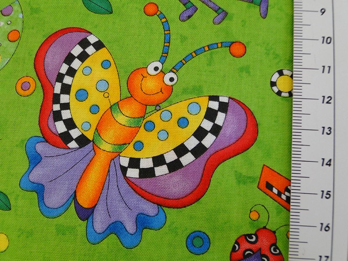 Patchworkstoff mit Raupe, Schmetterling und Schnecke auf grün. Von Timeless Treasures. Detailansicht Schmetterling mit Maß.