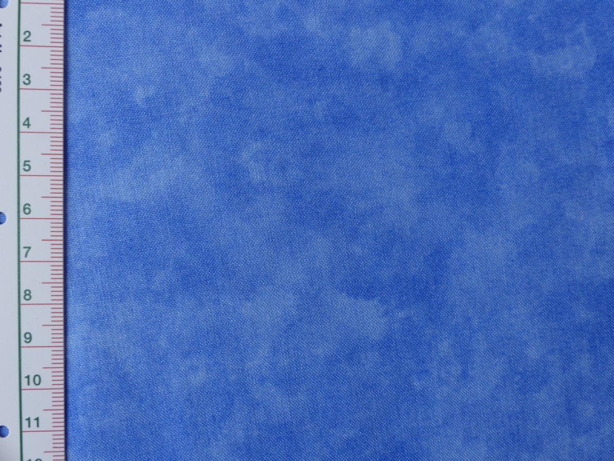 Patchworkstoff, Meterware. Detailansicht mit Maß.Blauer, mittelblauer marmorierter Klassiker von Moda aus der Serie Marbles.