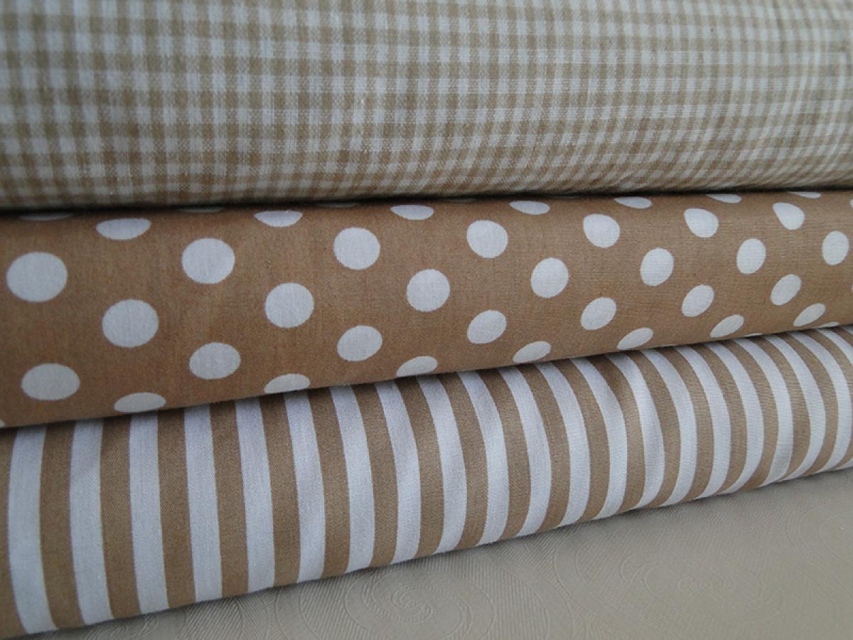 Verschiedene Baumwollstoffe in beige.