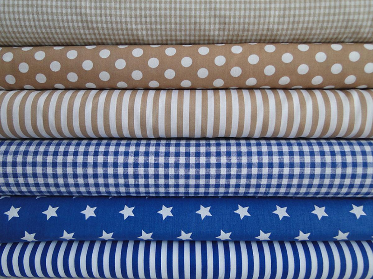 Verschiedene Baumwollstoffe in beige und blau.