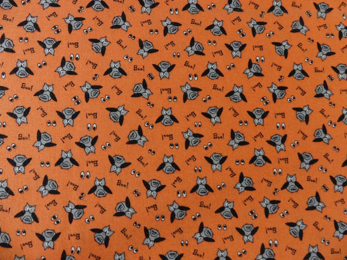 Patchworkstoff, Meterware von Moda aus der Serie Spooky Delights. Kleine Eulen auf orange.
