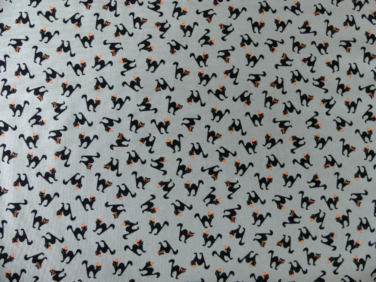 Patchworkstoff, Meterware von Moda aus der Serie Spooky Delights. Kleine schwarze Katzen auf grau.