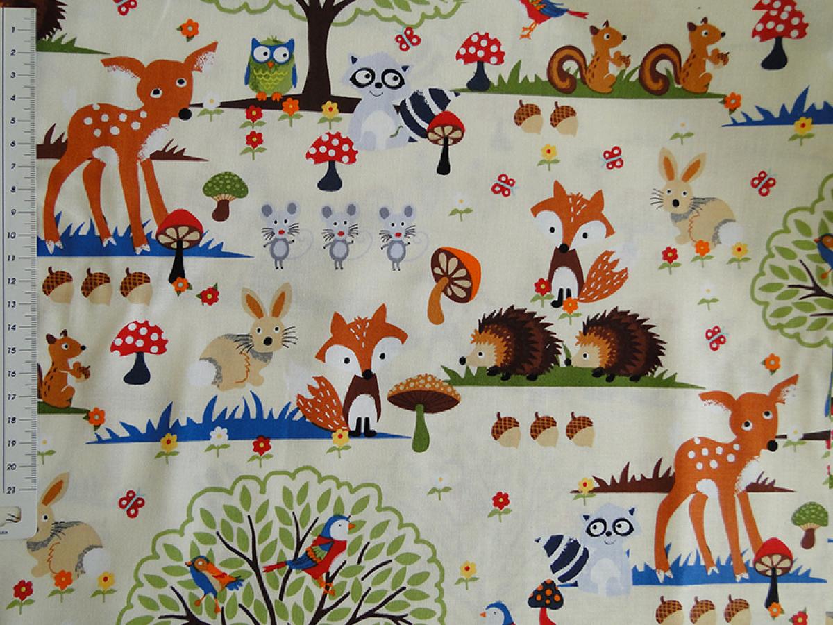Patchworkstoff mit süßen Tieren im Wald auf creme. Von Timeless Treasures. Detailansicht mit Maß.