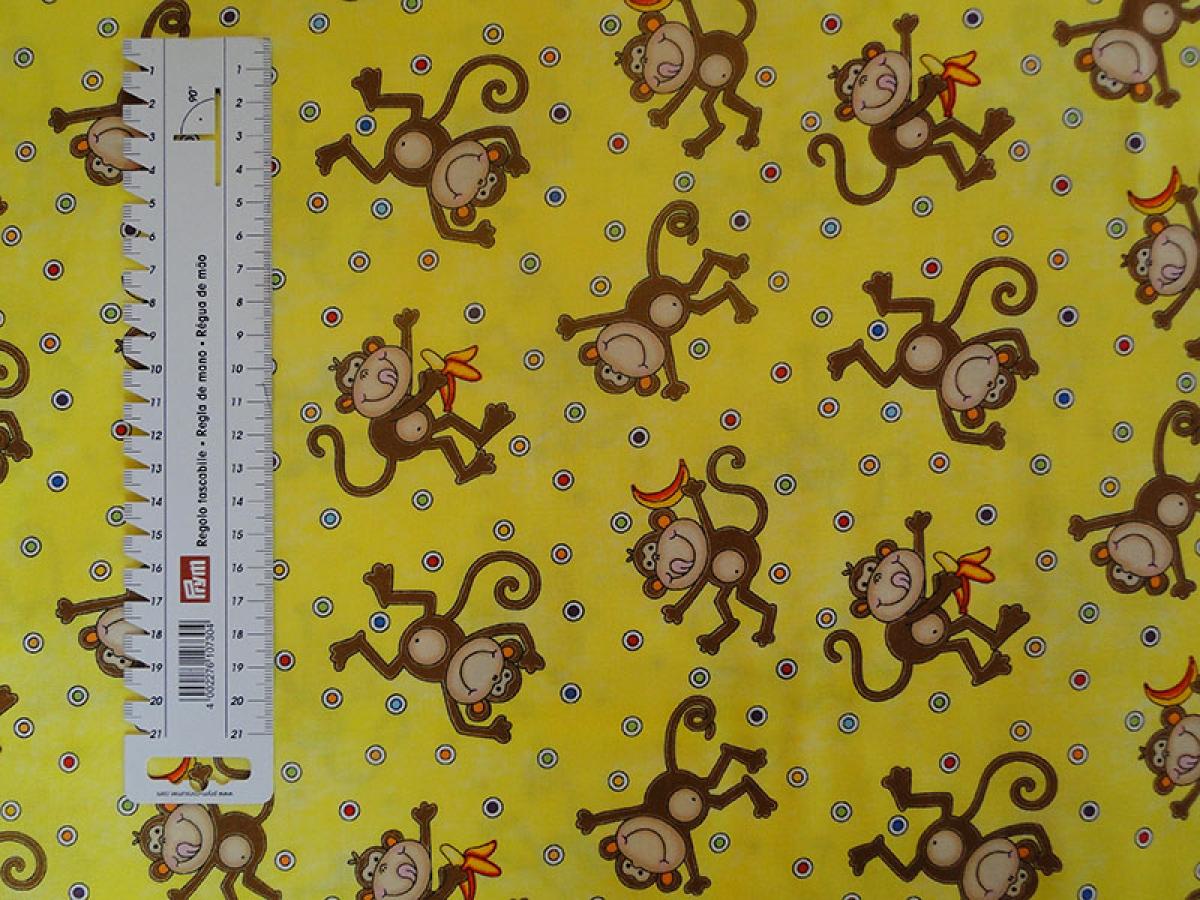 Patchworkstoff von Timeless Treasures mit lustigen, braunen Affen auf gelb. Detailansicht mit Maß.