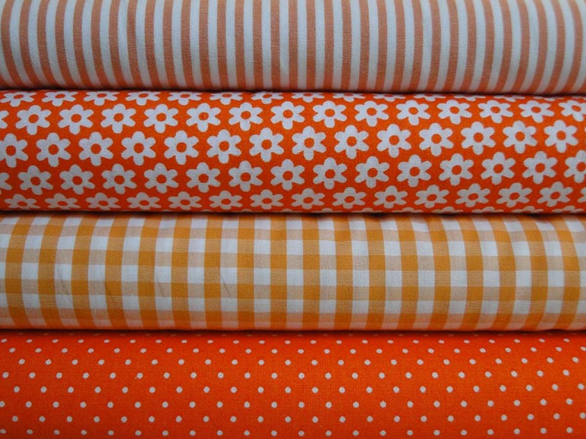 Verschiedene Baumwollstoffe in orange.