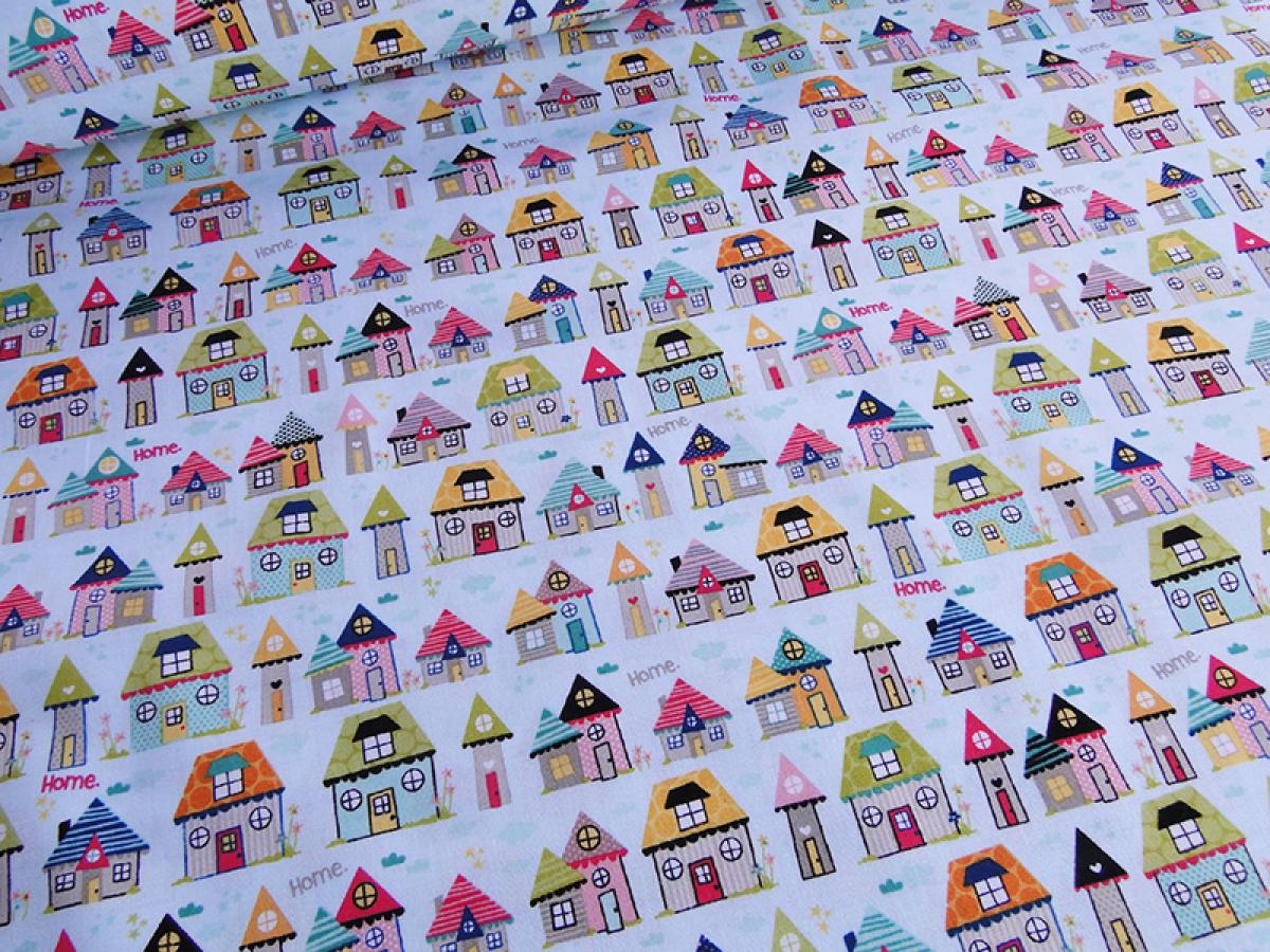 Patchworkstoff mit kleinen, bunten Häuschen auf türkisem Untergrund von Riley Blake aus der Serie Snapshot.