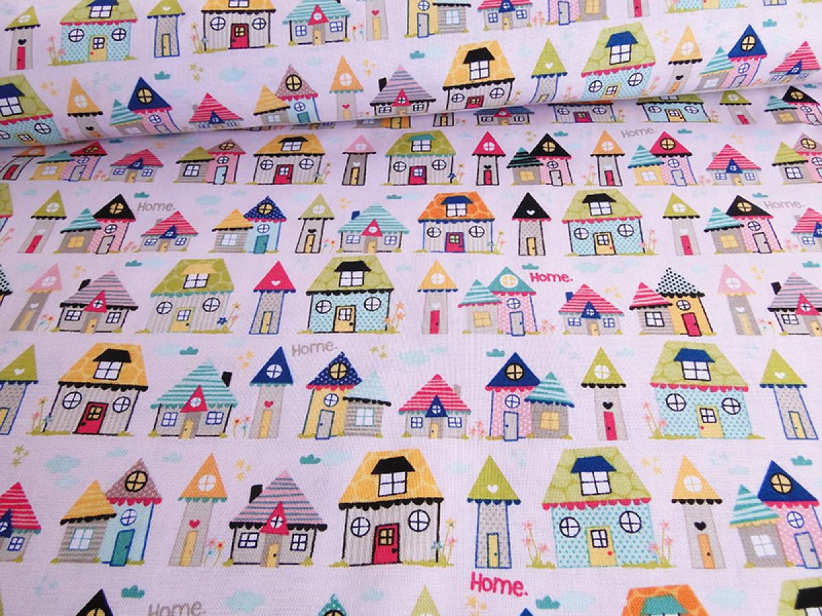 Patchworkstoff mit kleinen, bunten Häuschen auf rosa Untergrund von Riley Blake aus der Serie Snapshot.