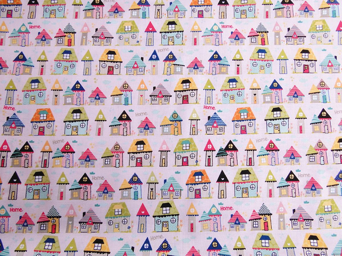 Patchworkstoff mit kleinen, bunten Häuschen auf rosa Untergrund von Riley Blake aus der Serie Snapshot.
